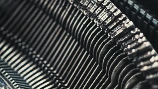 Eski Bir Daktilonun Daktilo Tuşlarındaki Harfler Numaralar Retro Yazma Makinesinde — Stok video
