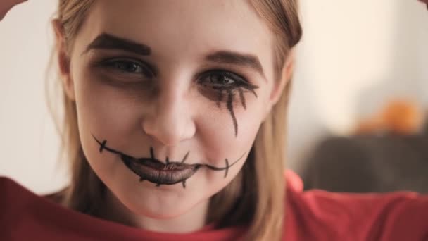 Preteen Girl Spooky Halloween Makeup Making Boo Indoors Creepy Child — Vídeo de Stock