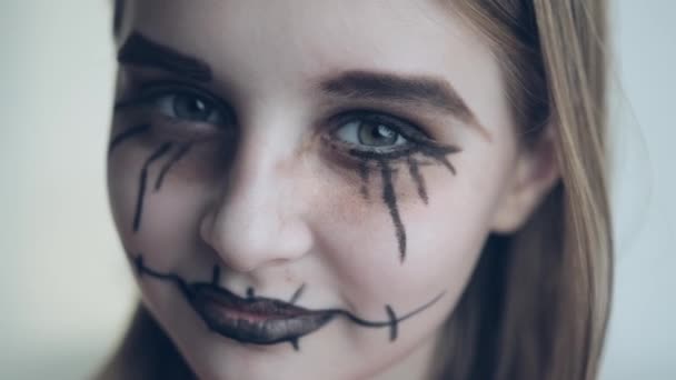 Preteen Girl Spooky Halloween Makeup Grey Green Eyes Closeup Portrait — Vídeos de Stock