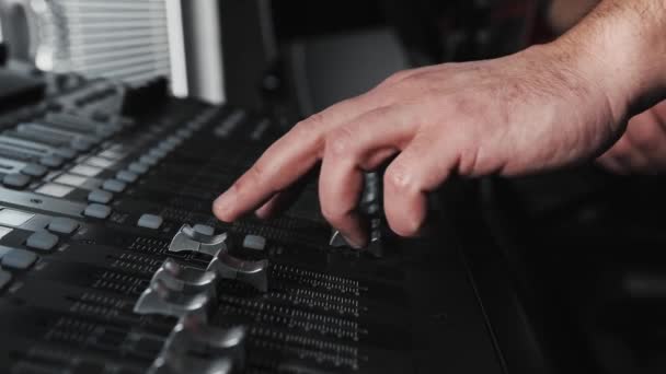 Στούντιο Ηχογράφησης Κονσόλα Μίξης Και Ανθρώπινο Χέρι Ρυθμίζουν Τον Φωνητικό — Αρχείο Βίντεο