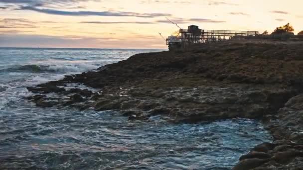 落日时分 法国圣宫的落基海滨带着渔棚收缩 海洋海岸和渔村 — 图库视频影像