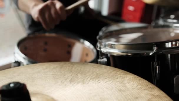 Man Handen Spelen Drums Bronzen Bekkenplaten Met Drumstokken Snel Ritme — Stockvideo