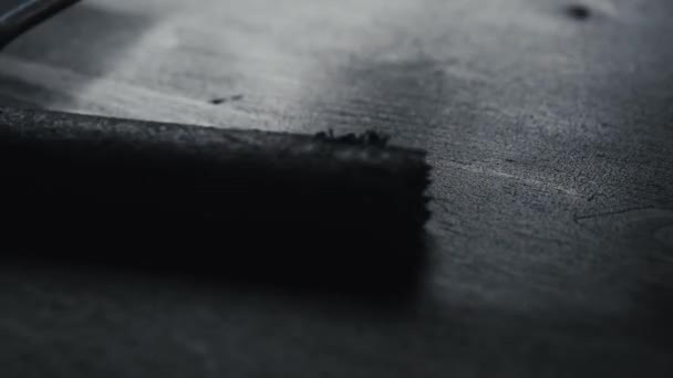 ローラーブラシを使用して木製テーブルの黒い色の塗装面 家や家具の改装 — ストック動画