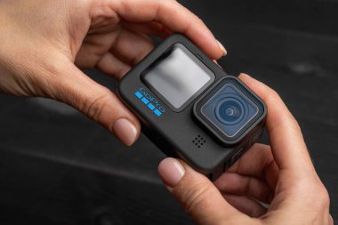 Poznan, Polonya - 30 Kasım 2022: Aksiyon kamerası GoPro kahraman 11 kızın ellerinde