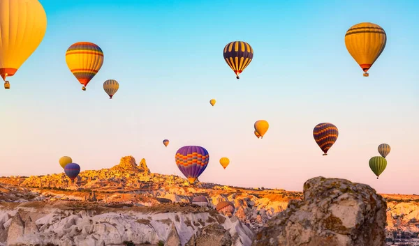 Jasne Balony Ogrzane Powietrze Niebie Kapadocji Turcja — Zdjęcie stockowe