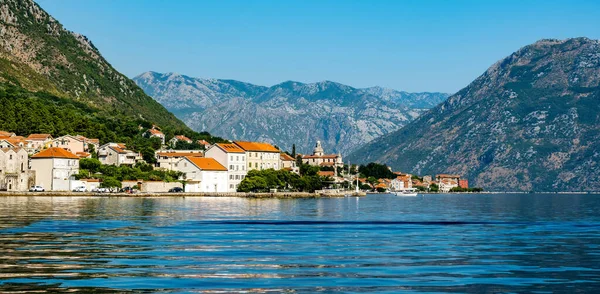 Prachtige Stad Adriatische Zee Montenegro Met Uitzicht Bergen Zomer Zonnig — Stockfoto