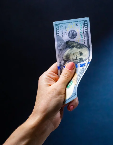 Рука Тримає Стодоларову Банкноту Американська Валюта Готівці Символізує Успіх Багатство — стокове фото