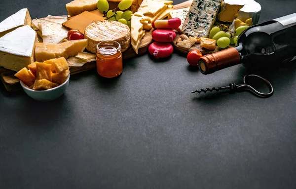 Gurme Beslenmesi Için Şarap Şişesiyle Servis Edilen Farklı Peynir Çeşitleri — Stok fotoğraf