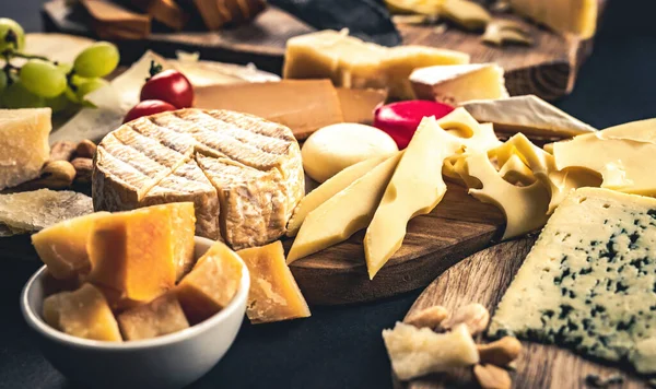 Üzüm Domatesle Servis Edilen Farklı Peynir Çeşitleri Organik Parmesan Peynir — Stok fotoğraf