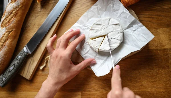 Dziewczyny Kroją Brie Kuchni Pyszne Ciasto Piekarnicze Camembert Zdrowy Poranny — Zdjęcie stockowe