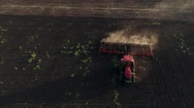 Çalışan traktörle tarımsal alanın havadan görüntüsü