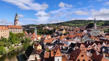 Krumlov, Çek Cumhuriyeti - 21 Eylül 2018: Çek Cumhuriyeti 'nin Krumlov kentinin güzel manzarası, arkaplanda kara bulutlar var