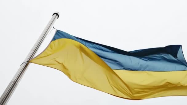 Bandera Nacional Ucraniana Ondeando Asta Bandera Contra Cielo Nublado Símbolo — Vídeos de Stock