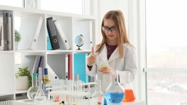 Schulmädchen Mit Schutzbrille Lernen Und Machen Sich Chemieunterricht Notizen Schülerin — Stockvideo