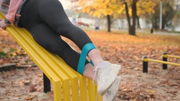 Фітнес Дівчина Робить Тренування Ноги Еластичною Гумкою Осінньому Парку Спортивна — стокове відео