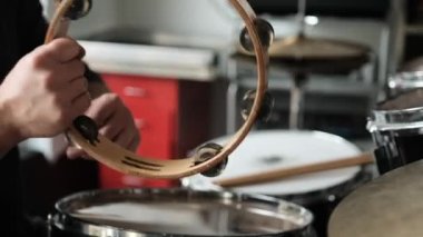 Müzik stüdyosunda tef tutan adam elleri. Geleneksel folk müzik enstrümanı çalan adam