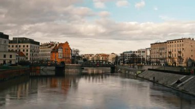 Wroclaw, Polonya - 2022 Aralık: Wroclaw şehrinde ortaçağ mimarisi, nehir ve tramvay. Avrupa 'da şehir merkezinde ulaşımı olan manzaralı eski bir kasaba