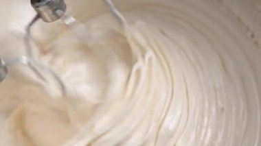 Kremalı ve otomatik karıştırıcıyla yakın çekim. Ev yapımı tarifli lezzetli çöl pastası hazırlama.