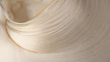 Kremalı turta otomatik karıştırıcıyla yoğuruluyor. Ev yapımı tarifli lezzetli çöl pastası hazırlama.