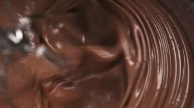 Çikolatalı turta hamuru, otomatik karıştırıcı kullanarak kakaoyla karıştırılıyor.