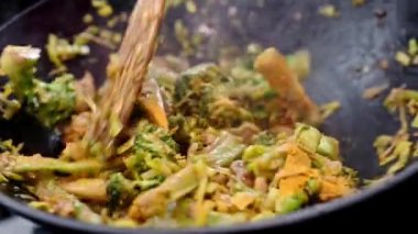 Asya 'nın sağlıklı ve lezzetli fast-street yemekleri evde. Asya tavasında körili taze sebzeli et..