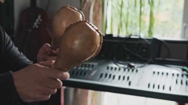 Мужские Руки Кожаными Маракасами Играют Мексиканскую Традиционную Музыку Студии Музыкант — стоковое видео