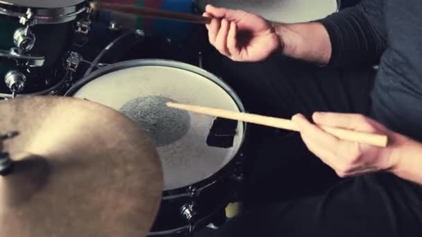Руки Играют Барабанах Барабанными Палочками Рок Битом Музыкант Кимбалом Музыкальным — стоковое видео