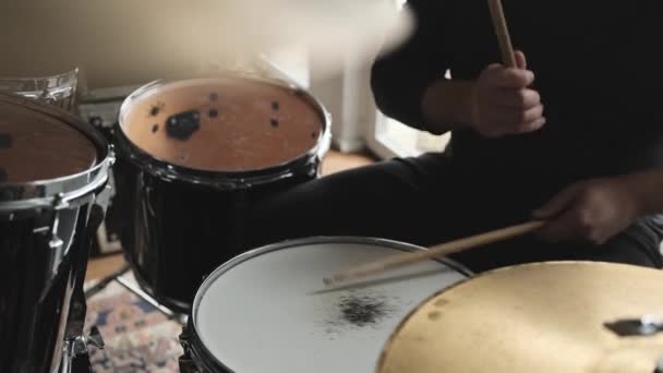 Ręce Człowieka Grające Bębnach Brązowych Talerzach Talerzy Pałeczkami Perkusyjnymi Muzyk — Wideo stockowe