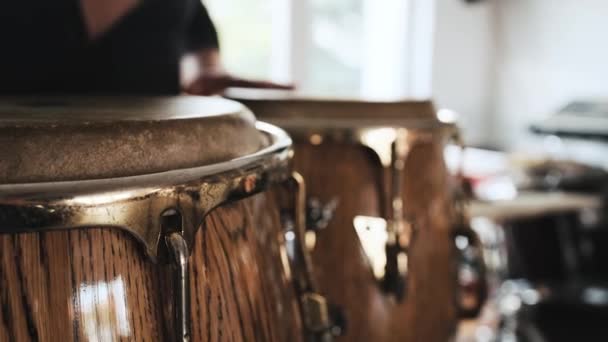 在录音室里 有人手弹奏孔戈鼓 持有传统非洲裔民谣乐器的人 — 图库视频影像