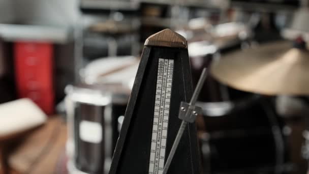 音乐节拍的机械节拍和用声音测量运动中的节拍 音乐家和歌曲创作者的经典工具 — 图库视频影像
