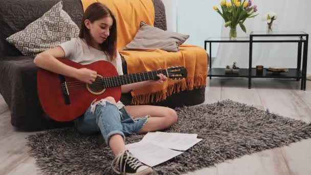 Jeune Adolescente Pratiquant Guitare Chantant Assis Sur Sol Maison Leçon — Video
