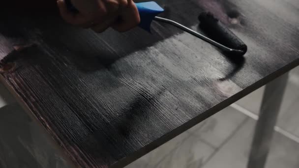 Coloração Mesa Madeira Usando Escova Rolo Cor Preta Pintura Envernizamento — Vídeo de Stock