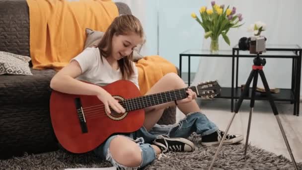 Jovem Adolescente Com Guitarra Fazendo Transmissão Vivo Para Seguidores Explicando — Vídeo de Stock