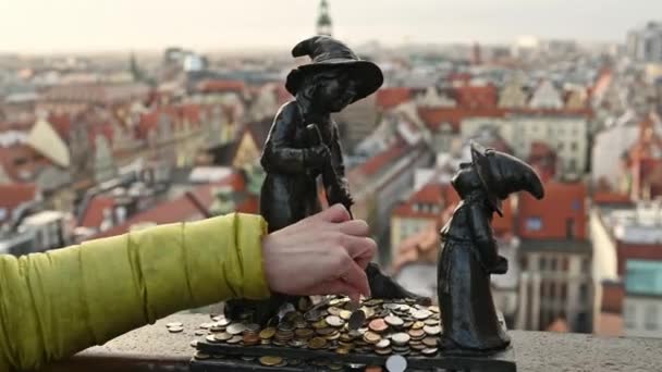 Туристичні Руки Поклали Монети Торкалися Відомої Скульптури Карликових Гномів Щастя — стокове відео