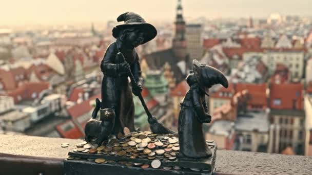 Beroemde Dwerg Gnome Sculptuur Met Munten Wroclaw Polen Met Uitzicht — Stockvideo