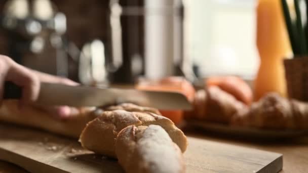 女孩在厨房用小刀切法式面包 法国美味的新鲜面包当早餐餐 — 图库视频影像