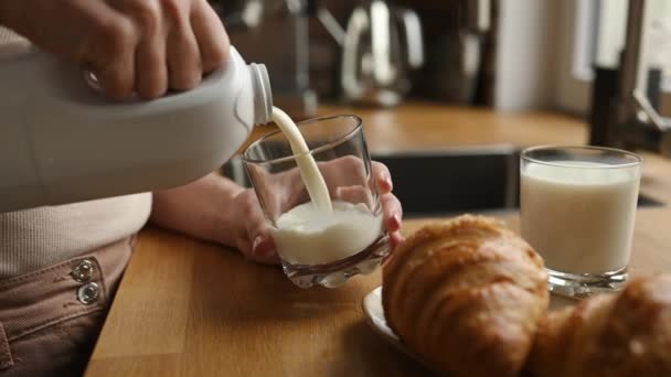 Dziewczyna Nalewa Mleko Szklanki Śniadanie Rogalikami Kuchni Kobieta Białym Organicznym — Wideo stockowe