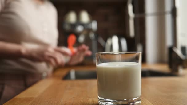 Meisje Neemt Vitaminepillen Drinkt Melk Uit Glas Keuken Vrouw Die — Stockvideo