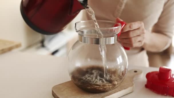 Chica Vertiendo Agua Caliente Tetera Cocina Para Preparar Bebida Caliente — Vídeo de stock