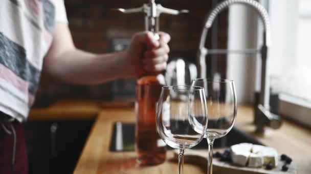 Mężczyzna Otwierający Butelkę Wina Szklanki Stole Kuchni Przezroczyste Kieliszki Wina — Wideo stockowe