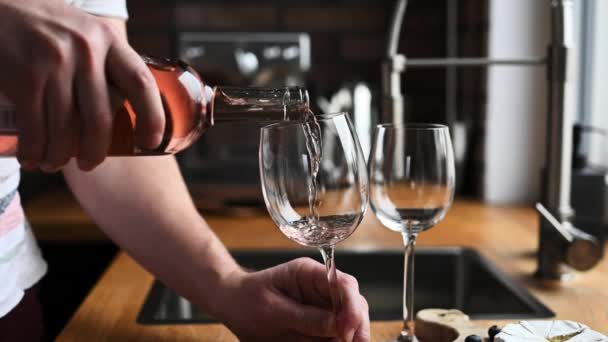 Człowiek Nalewający Różowe Wino Kieliszków Kuchni Przezroczyste Kieliszki Wina Sommelier — Wideo stockowe