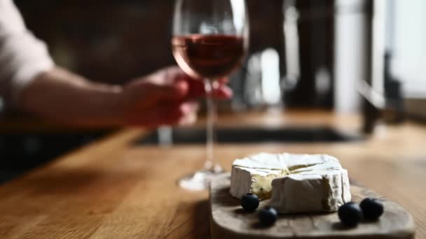 Brânza Brie Omul Pus Pahare Vin Trandafir Masă Bucătărie Elegant — Videoclip de stoc