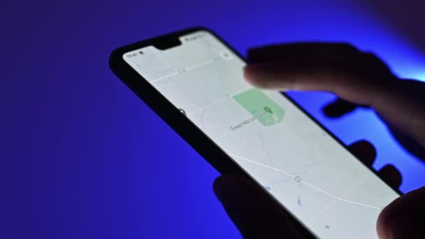 Poznań Polska Stycznia Dziewczyna Korzystająca Aplikacji Google Maps Smartfonie Niebieskim — Wideo stockowe