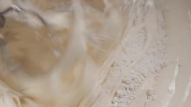 Pastel Masa Amasando Con Mezclador Automático Primer Plano Añadir Una — Vídeo de stock