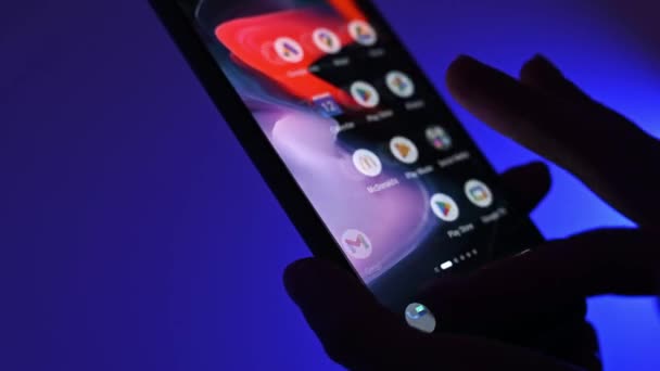 波兰波兹南 1月13日 女孩使用带有蓝色背景应用程序的智能手机 选择社交媒体应用 — 图库视频影像