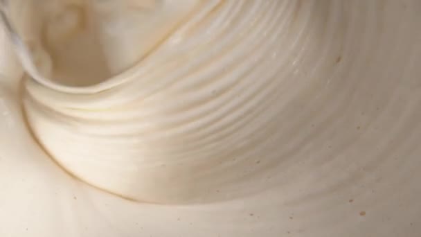 Pastel Cremoso Amasando Con Mezclador Automático Primer Plano Sabrosa Panadería — Vídeo de stock