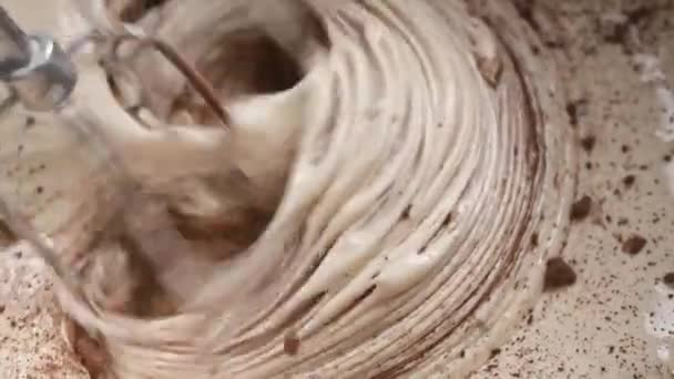 Ciasto Ugniatane Kakao Automatycznym Zbliżeniem Mieszalnika Smaczne Pieczywo Pustynne Ciasto — Wideo stockowe