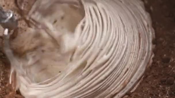面团揉搓可可使用自动搅拌机的特写 用巧克力准备美味的面包店沙漠蛋糕 — 图库视频影像