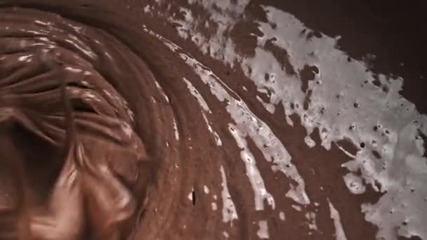 Masa Pastel Chocolate Amasando Con Cacao Utilizando Primer Plano Mezclador — Vídeo de stock