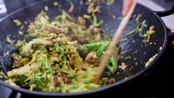 Broccoli Och Kött Matlagning Asiatisk Wok Pan Hemma — Stockvideo